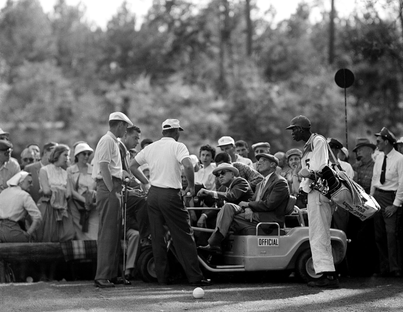 1958: Arnold Palmer edges Doug Ford by one stroke to win Masters